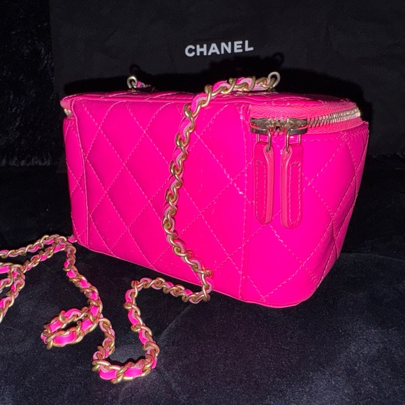 Barbie Hot Pink Chanel Vanity Handbag - Picture 16 of 16